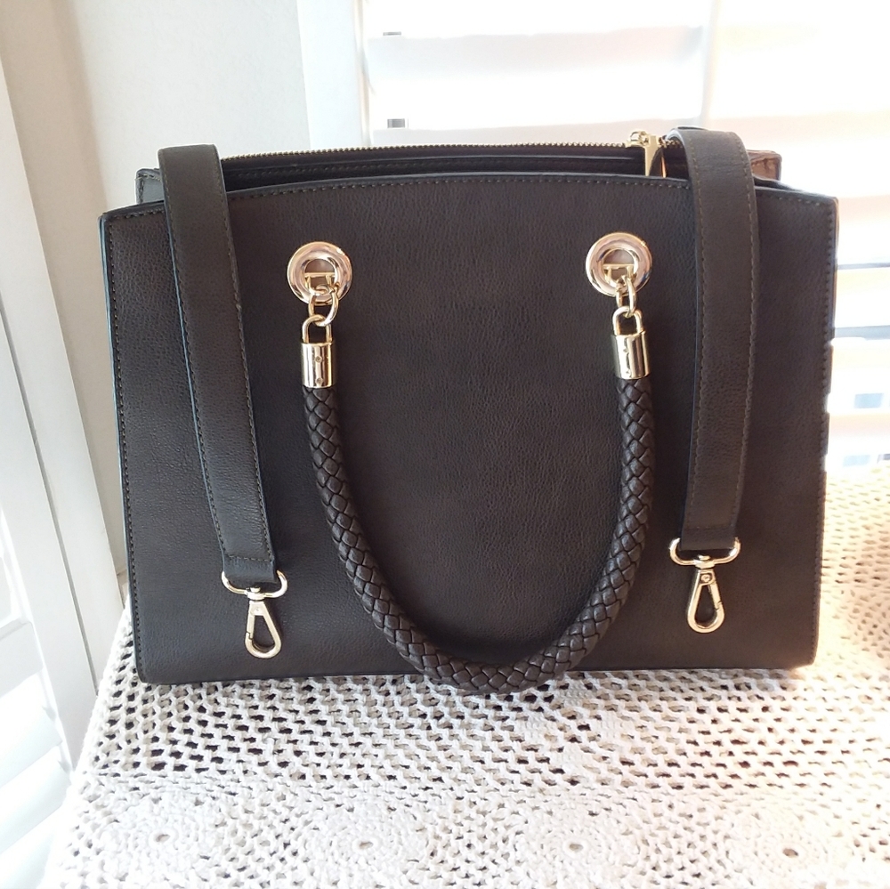 Adjustable straps handbag